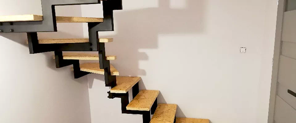 drewniane schody z czarnymi elementami
